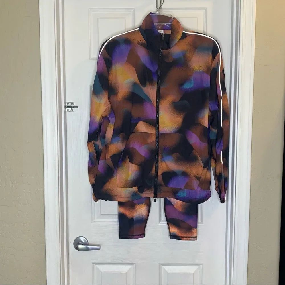 Fabletics Oversized Flyweight Windbreaker and Legging Size Size Medium